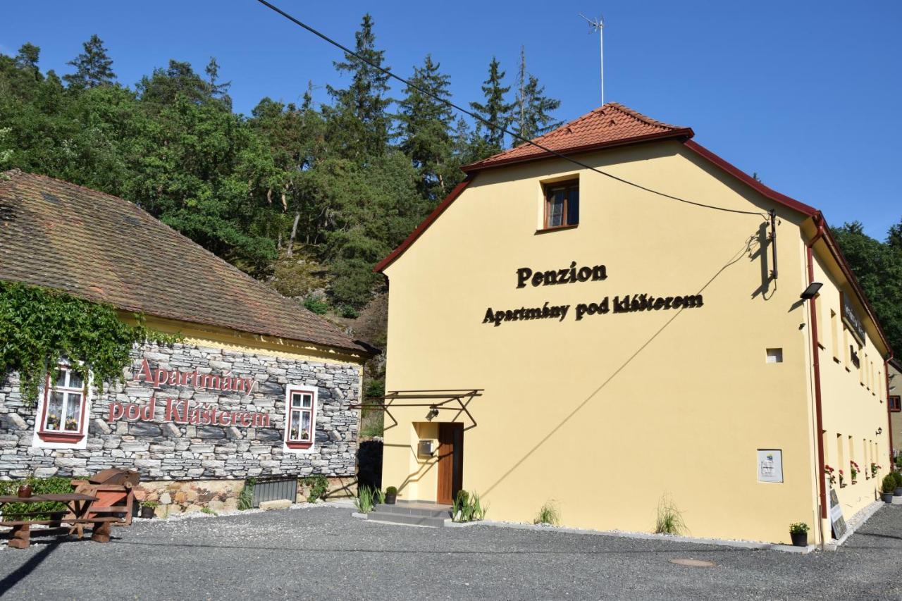 Apartmany Pod Klasterem Kladruby  Luaran gambar