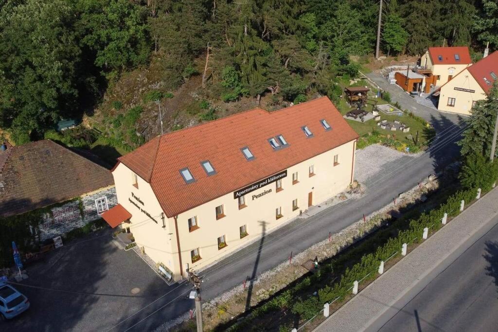 Apartmany Pod Klasterem Kladruby  Luaran gambar